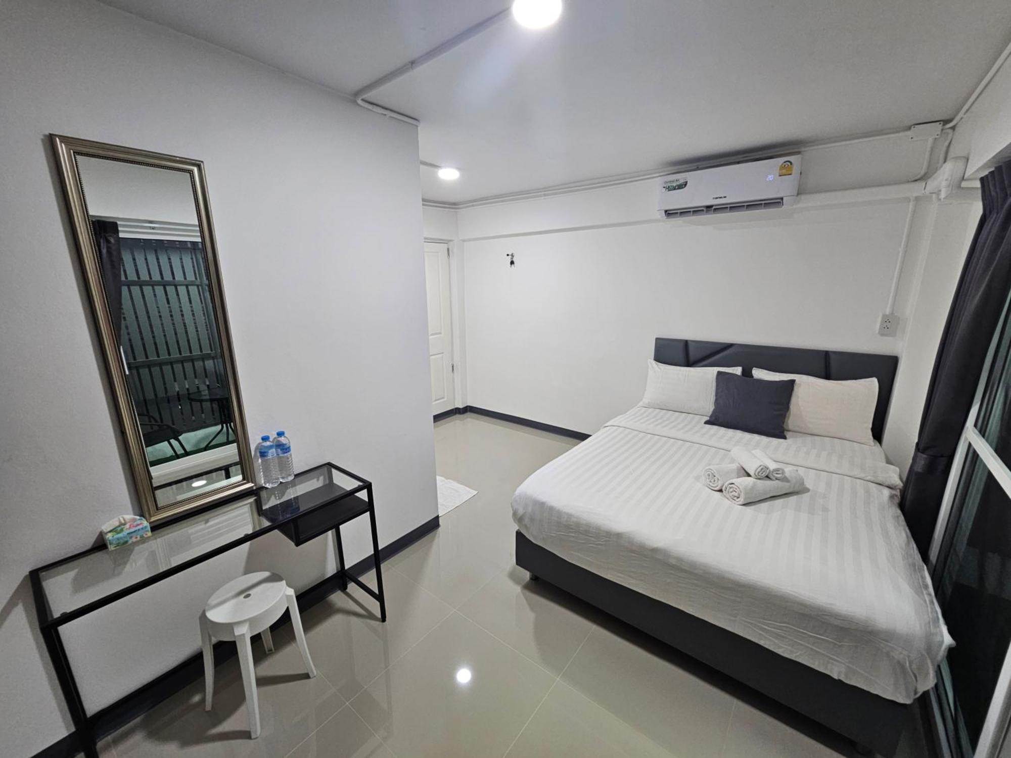 Loft 21 Apartment Romklao Bangkok Exterior photo